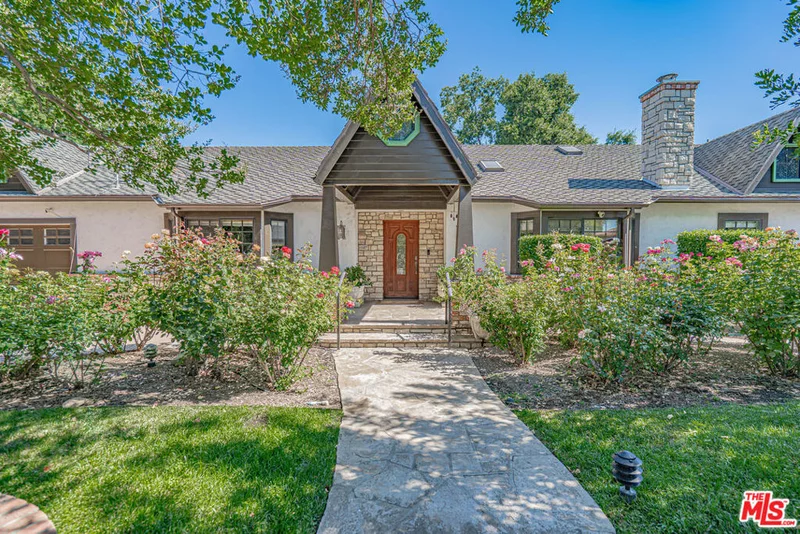 22651 Calvert Street, Woodland Hills, CA 91367
