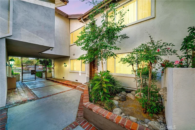 18619 Collins Street F35, Tarzana, CA 91356