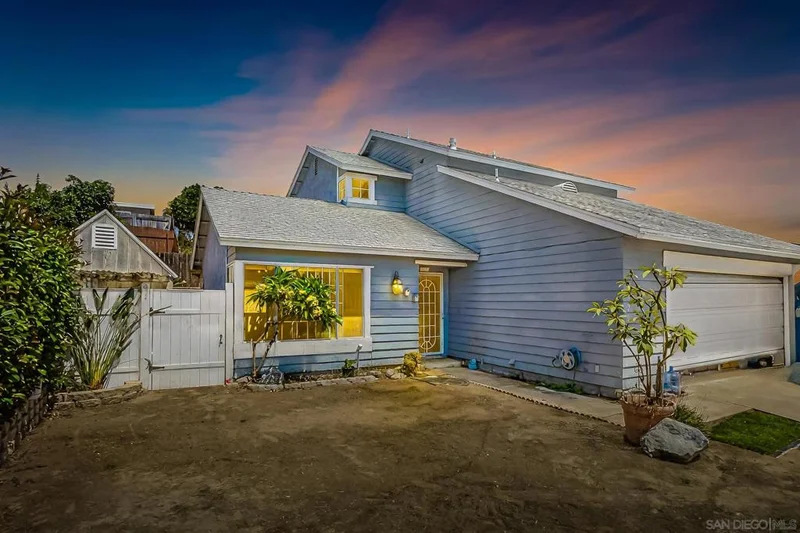10129 E Glendon Cir, Santee, CA 92071