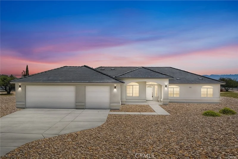 8569 Oakwood Avenue, Hesperia, CA 92345