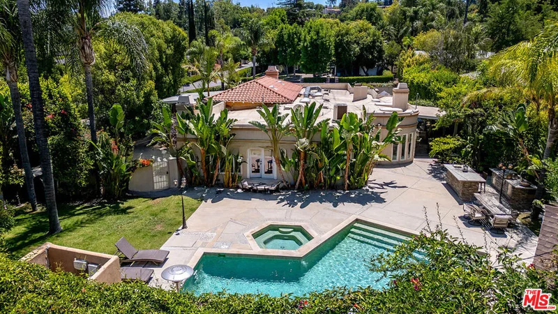 5105 Winnetka Avenue, Woodland Hills, CA 91364