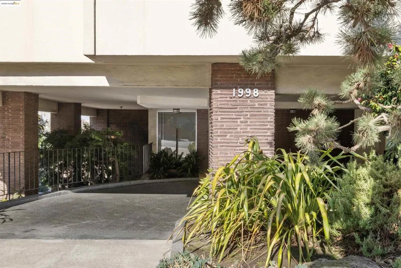 1998 Pacific Ave 202