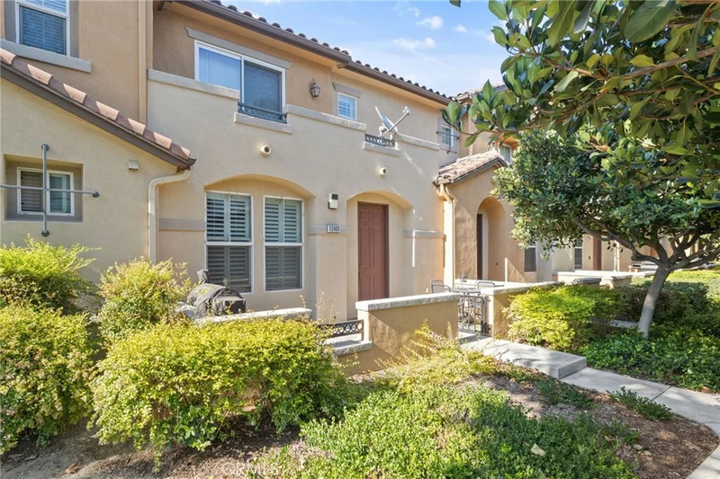 12469 Sabrosa Ln, Eastvale, CA 91752