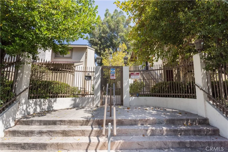 18433 Hatteras Street 508, Tarzana, CA 91356