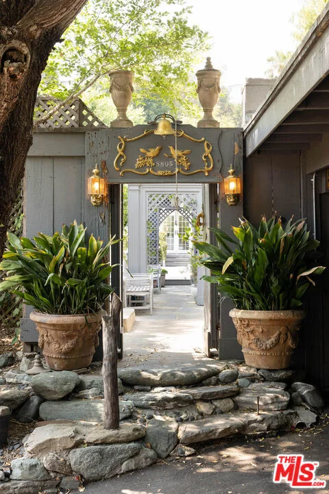 8805 Lookout Mountain Avenue, Los Angeles, CA 90046