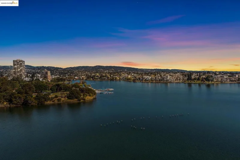 1 Lakeside Dr 1010, Oakland, CA 94612