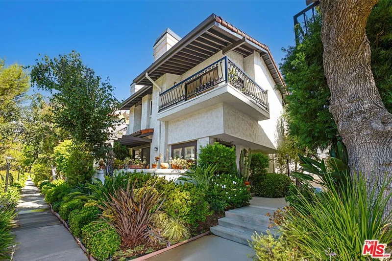 Photo 2 of 1476 Palisades Drive