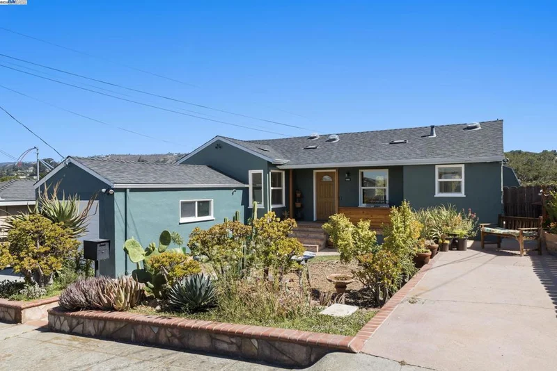 8802 Seneca St, Oakland, CA 94605
