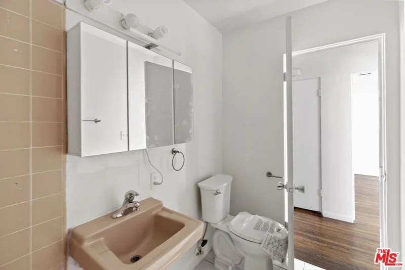 1233 BARRY Avenue 201 photo 2