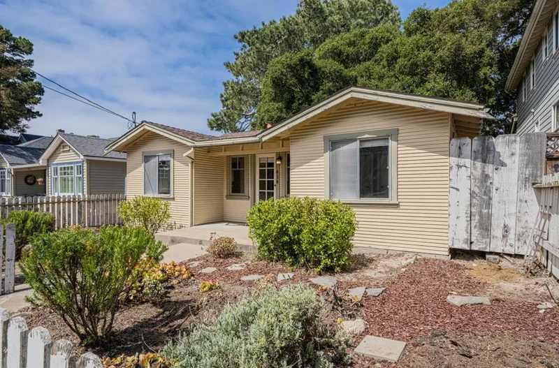 414 Sinex Avenue, Pacific Grove, CA 93950