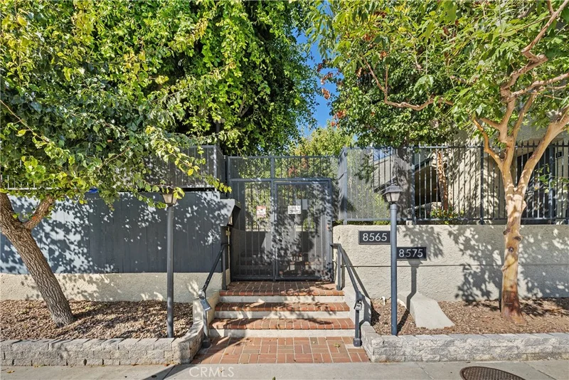 8575 Independence Avenue 11, Canoga Park, CA 91304