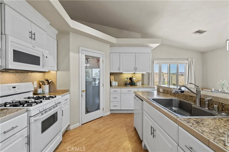42647 Pinecliff Street, Lake Hughes, CA 93532