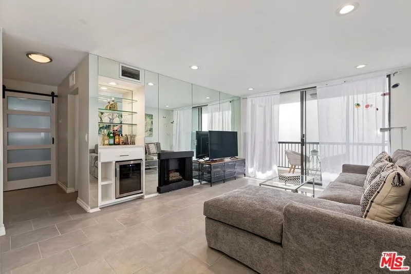 906 N Doheny Drive 418, West Hollywood, CA 90069
