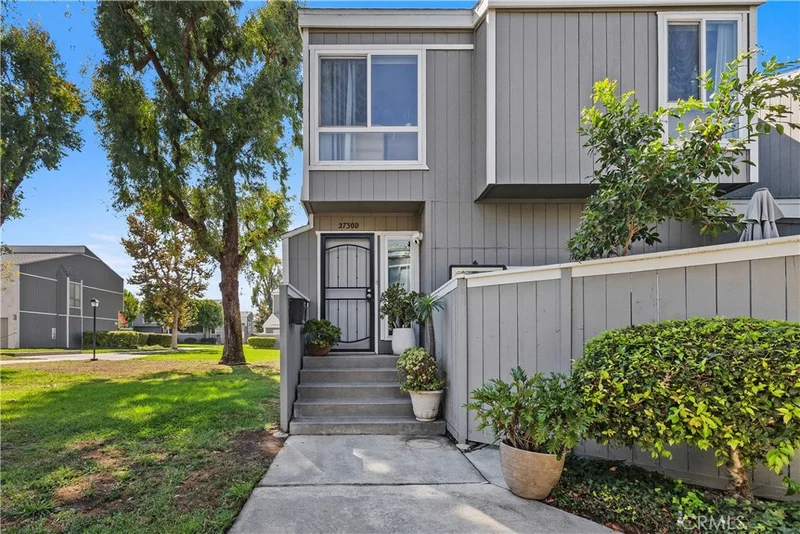 2730 W Segerstrom Avenue D, Santa Ana, CA 92704