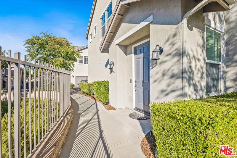 27261 Riverview Lane, Valencia, CA 91354