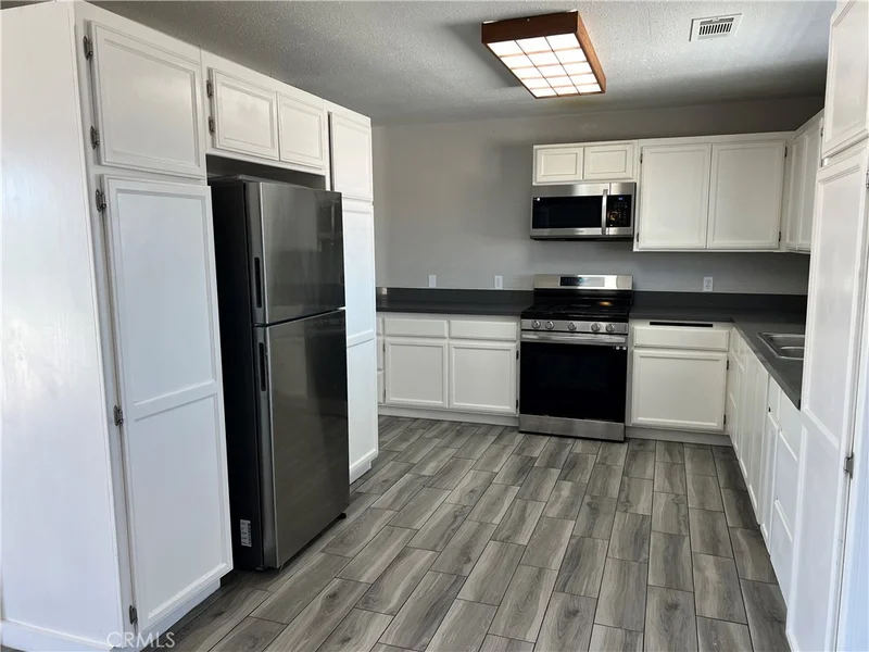 12397 Kiowa Road, Apple Valley, CA 92308