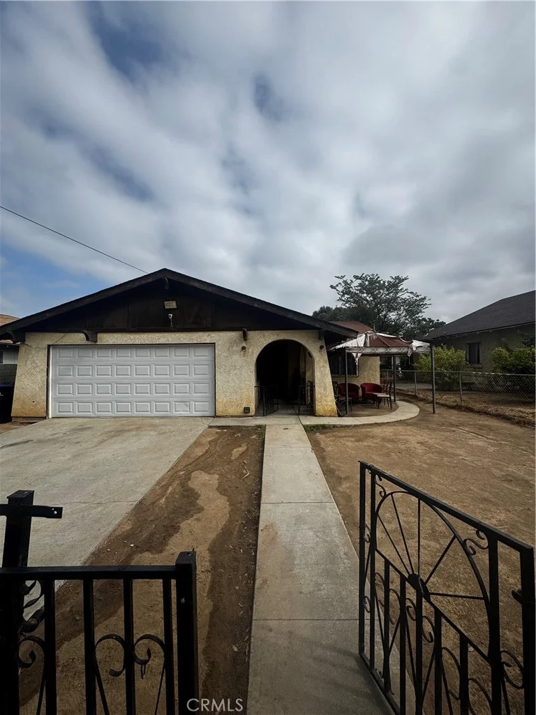2571 12th St, Riverside, CA 92507
