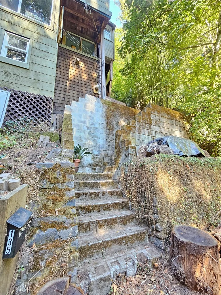 Photo 2 of 135 Redwood Avenue