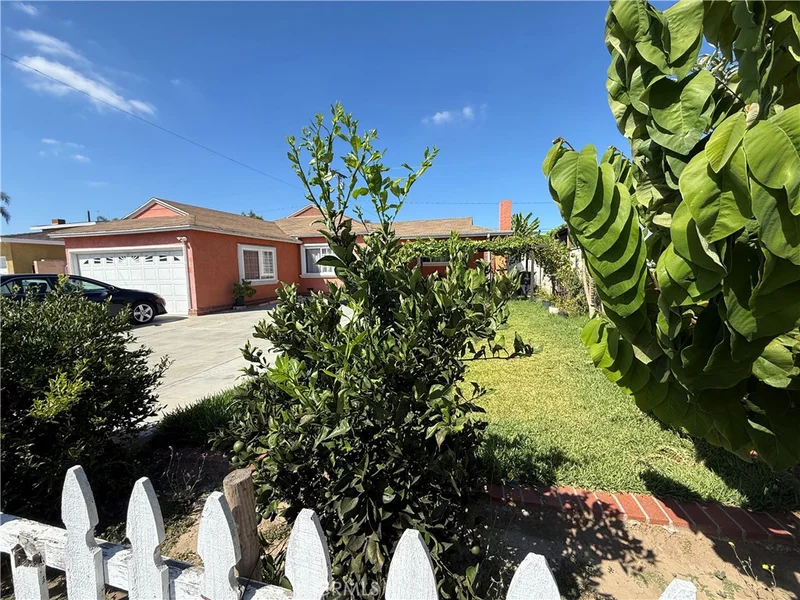 1014 N Daisy Avenue, Santa Ana, CA 92703