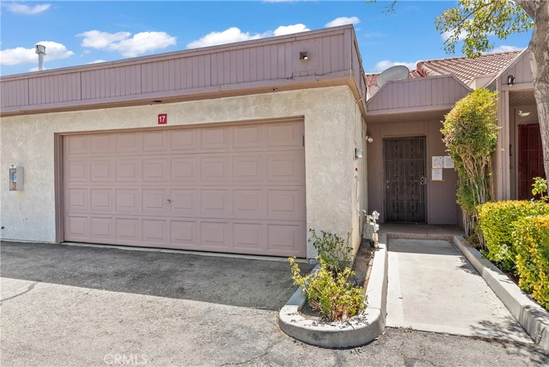 43334 32nd St W 17, Lancaster, CA 93536