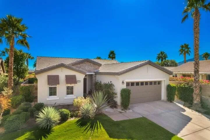 Photo 2 of 60636 Desert Shadows Drive