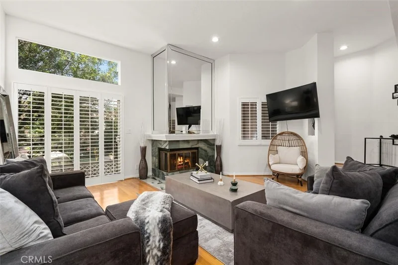18730 Hatteras Street 46, Tarzana, CA 91356