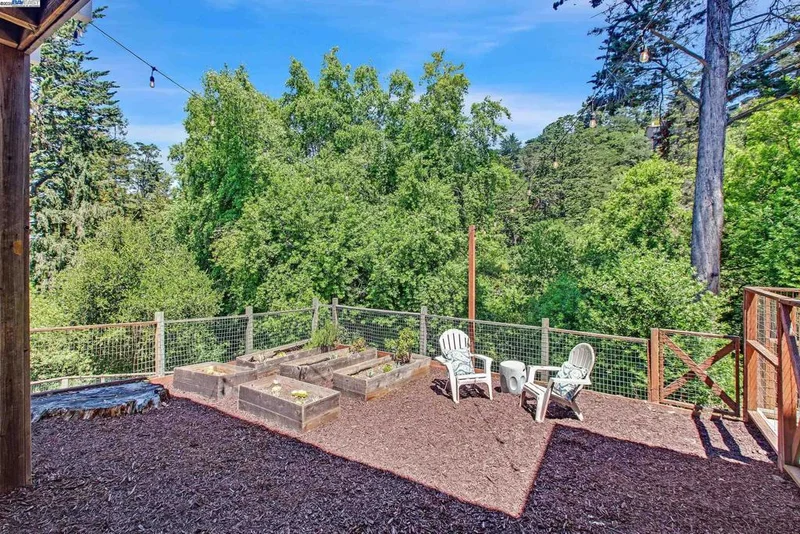 5601 Castle Dr, Oakland, CA 94611