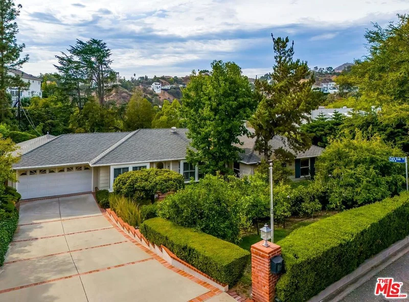 2541 Park Oak Drive, Los Angeles, CA 90068