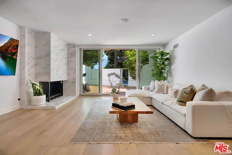 255 S Barrington Avenue D6, Los Angeles, CA 90049