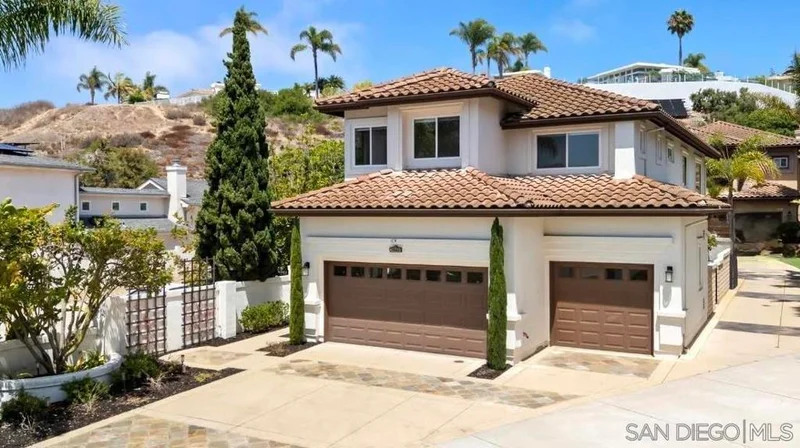 1040 Van Nuys St, San Diego, CA 92109