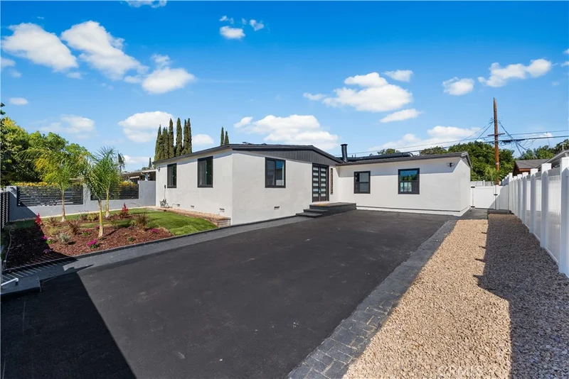 8600 Colbath Street, Panorama City, CA 91402