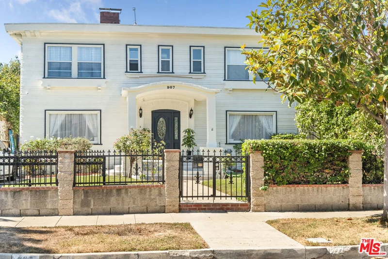 907 Westchester Place, Los Angeles, CA 90019