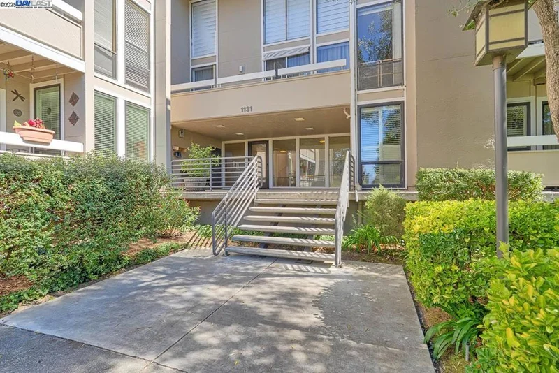 1131 Compass Ln 108, Foster City, CA 94404