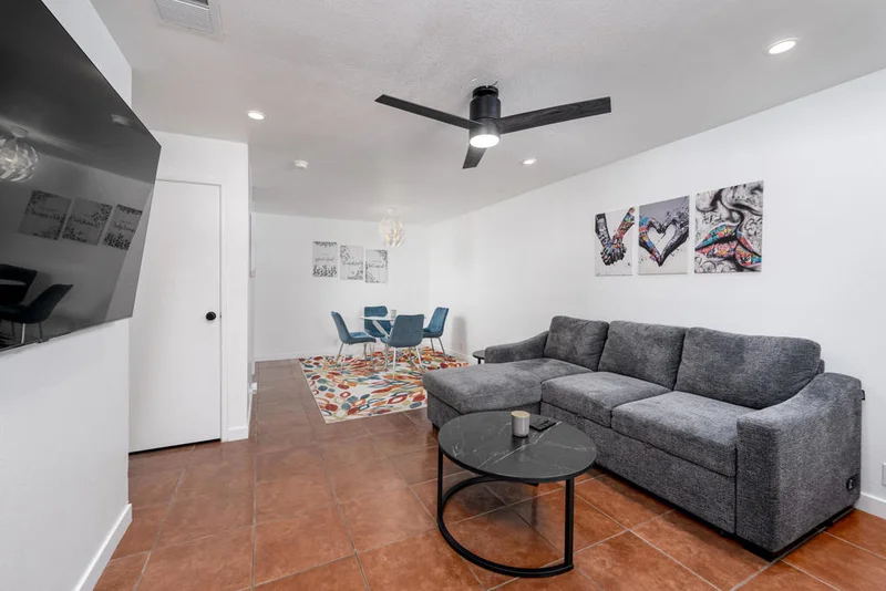 550 N Villa Court 202, Palm Springs, CA 92262