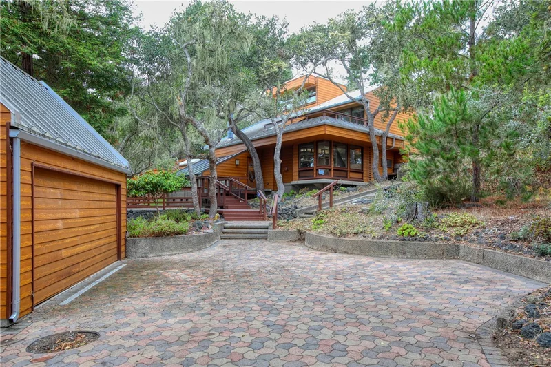 1021 Hillcrest photo 2