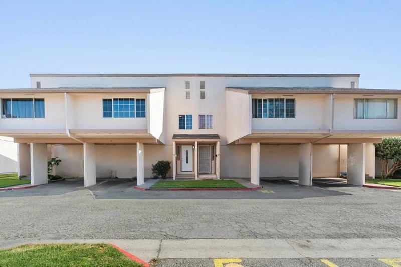 912 Acosta Plaza 11, Salinas, CA 93905