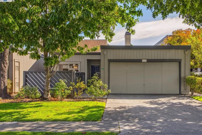 1042 Mangrove Ln, Alameda, CA 94502