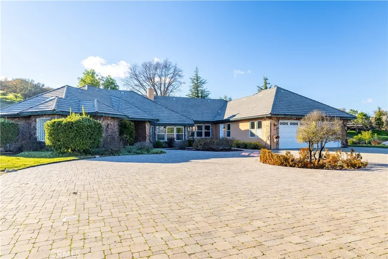 880 Tracy, Templeton, CA 93465