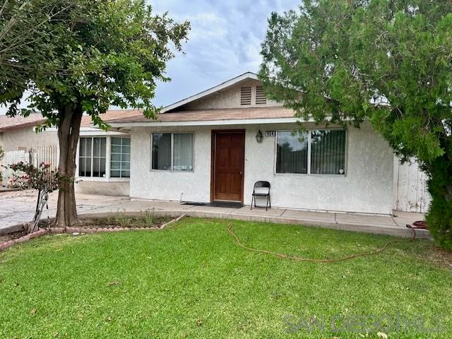 904 Salvador Guilin St W, Calexico, CA 92231