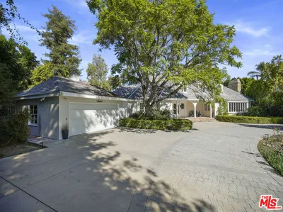 13161 Addison Street photo 2