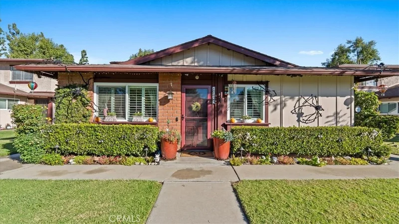 1149 W Calle De La Luna 1, Azusa, CA 91702