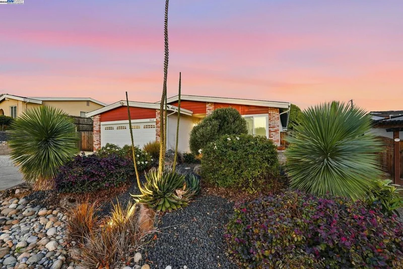 18660 E Cavendish Dr, Castro Valley, CA 94552