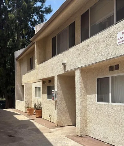 7651 Reseda 12 photo 2