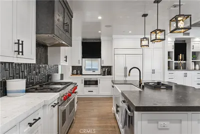 2037 E Ocean photo 2