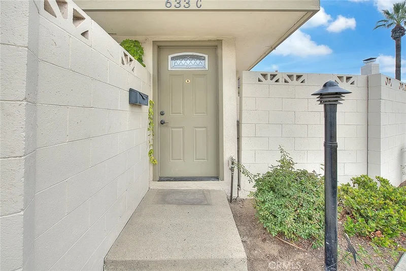 633 S Indian Hill C, Claremont, CA 91711