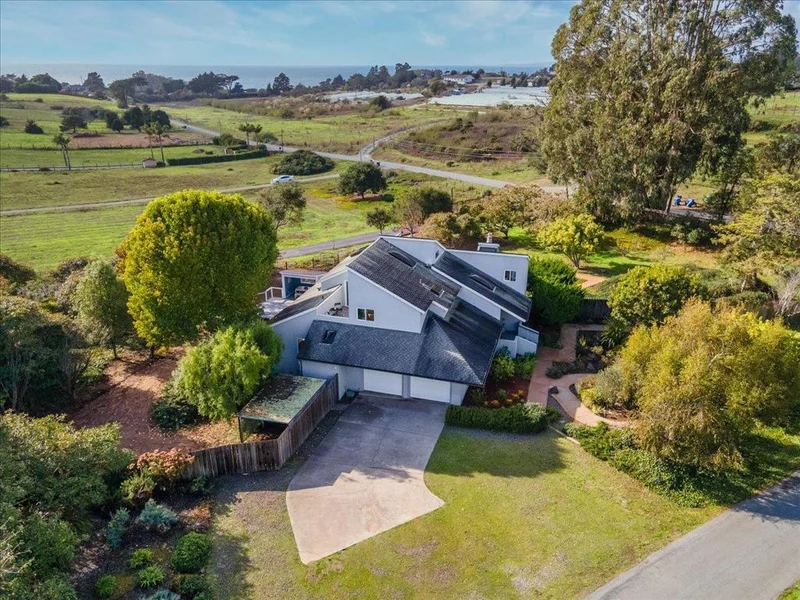 21 Crest Lane