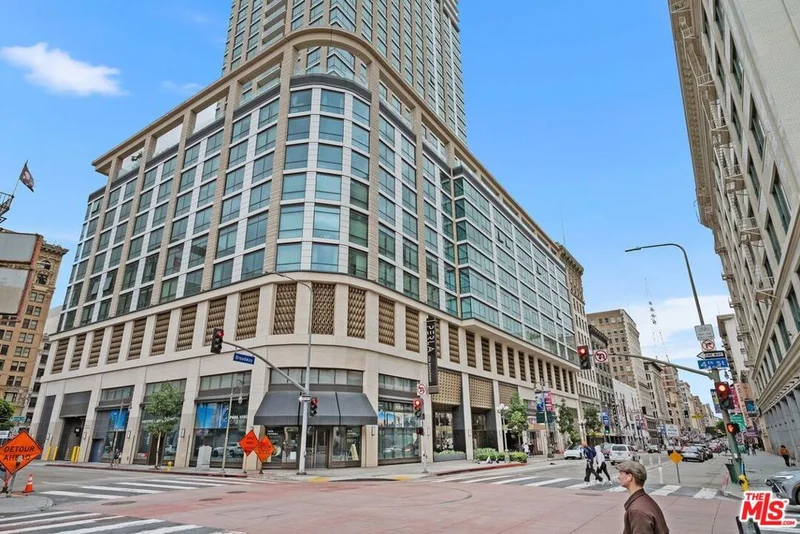 Photo 2 of 400 S Broadway 1021