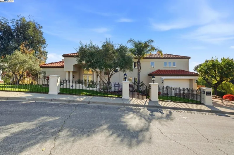 61 Montclaire Dr