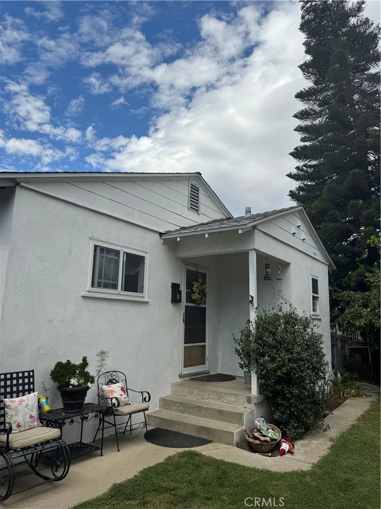 6137 Clybourn Avenue, North Hollywood, CA 91606