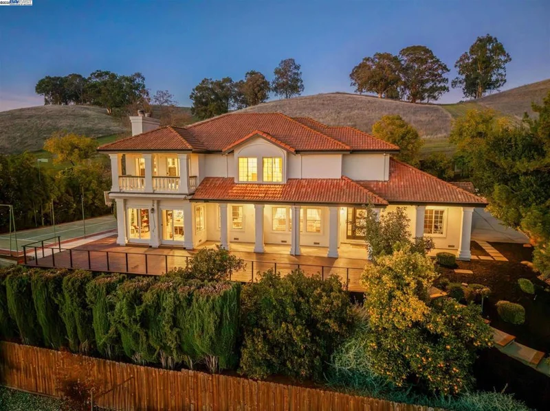 822 NAVARONNE WY